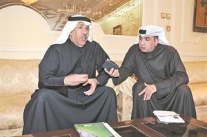 علي الخلف متحدثا للزميل فرج ناصر