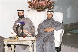 د فيصل المسلم ود محمد الدلال خلال الندوة محمد ماهر
