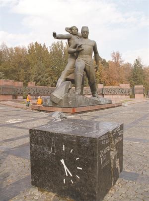 نصب تذكاري للزلزال الكبير الذي دمر طشقند عام 1966