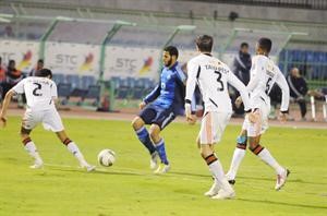مهاجم الهلال احمد الفريدي محاصرا بين مدافعي الشباب