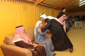 رياض العدساني يقبل راس عمه عبدالعزيز العدساني انور الكندري