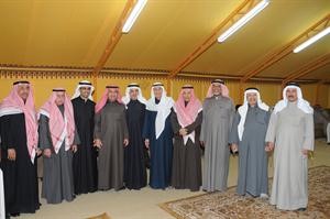 رياض العدساني متوسطا والده احمد العدساني ودعيج الشمري وعلي الرفاعي ومشاري العنجري وخالد العيسى وعبدالله المفرج