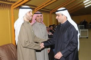 ويرحب باحد الناخبين