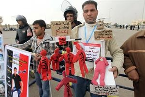 محتج يرفع لافتة تطالب باعدام مبارك ونجليه وطنطاوي امام المحكمة امس افپ