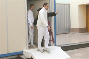 نجلا الرئيس المصري السابق علاء وجمال يخرجان من قاعة المحاكمة افپ