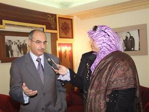 سفيرنا في القاهرة درشيد الحمد متحدثا الى الزميلة هناء السيد 	ناصر عبدالسيد﻿