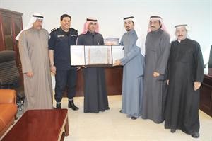 صلاح ندا يقدم درعا تذكارية لفهد الطاثوب بحضور فلاح محسن﻿