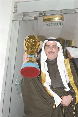 رئيس النادي العربي جمال الكاظمي يحمل كاس ولي العهد