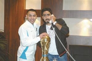 الموسوي ونايف خلال تواجدهما في ديوانية الانباء
