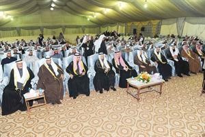 فلاح بن جامع متوسطا الحضور خلال الملتقى الثقافي لقبيلة العوازم الذي اقامه طلبة ابناء القبيلة في جامعة الكويت والهيئة العامة للتعليم التطبيقي والتدريب الليلة قبل الماضية على شرفه بحضور وجهاء القبيلة وحشد من ابنائها