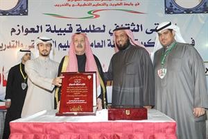 فلاح بن جامع خلال تكريمه من قبل فلاح الصواغ