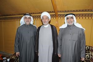 الشيخ رجب علي رجب يتوسط عبدالصمد ولاري