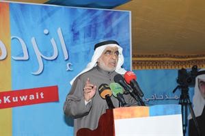 عدنان عبدالصمد متحدثا للحضور