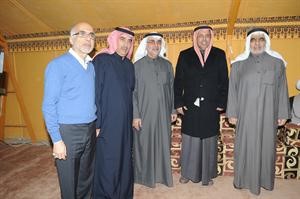 عدنان عبدالصمد واحمد لاري يتوسطهما خليفة الخرافي مع بعض الحضور
