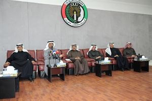 صالح الملا ووسمي الوسمي ودحسن جوهر واحمد العبيد ومشاري العصيمي وعبدالله الاحمد خلال الندوة
