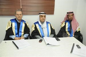 الاساتذة المشرفون على الرسالة خلال المناقشة﻿