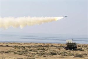 صورة ارشيفية لاطلاق ايران صاروخا خلال تدريباتها الولاية 90 	اپ﻿