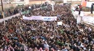 وصورة عن الانترنت لمظاهرة في حي دير بعلبة بحمص﻿