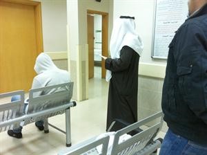 المراجعون بانتظار الدخول على الطبيب الوحيد في المستوصف﻿