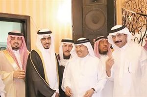 فنان العرب محمد عبده مع عدد من الحضور في حفل زفاف ابنته﻿