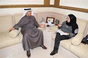 مبارك الحريص متحدثا للزميلة بشرى شعبان