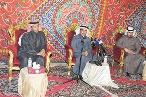 دحسن جوهر متحدثا وبجانبه فيصل الدويسان وعريف الندوة