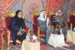 عدنان المطوع مخاطبا الحضور وبجانبه دمعصومة المبارك
