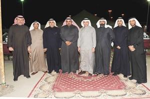 المرشح عبدالعزيز جمشير متوسطا عددا من ابناء الدائرة﻿