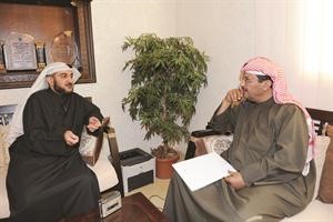 دمحمد الكندري متحدثا للزميل مبارك الخالدي