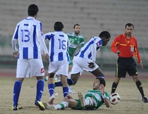 محترف الجهراء عبدالله فتاي يمر من لاعب العربي محمد جراغ هاني الشمري
