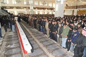 مشيعون يؤدون صلاة الجنازة على ضحايا تفجير الميدان في دمشق امس الاول 	افپ﻿