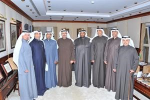 الشيخ حمد جابر العلي مستقبلا دفاضل المويل ودفهد العبدالمحسن ودعادل المالك ودعلي حيدر ومحمد الحمداني ودعلي العنزي ودخليفة الهاجري﻿