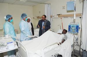 احد المصابين بالسحايا يتلقى العلاج في السارية	كرم ذياب﻿