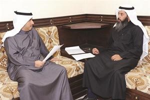 نايف المرداس متحدثا الى الزميل عبدالهادي العجمي