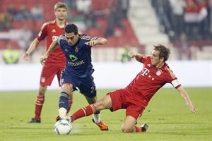 لاعب الاهلي احمد فتحي يحاول المرور من مدافع بايرن ميونيخ فيليب لام