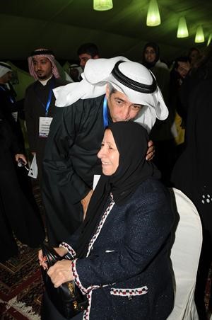 عادل الخرافي مقبلا راس والدته