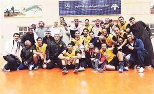 الشيخ خالد الفهد مع فريق اليد اثناء التتويج

