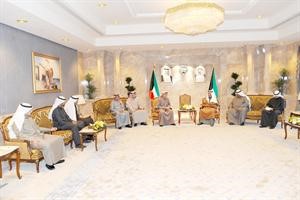 سمو رئيس الوزراء الشيخ جابر المبارك خلال لقائه وفد الاتحاد
