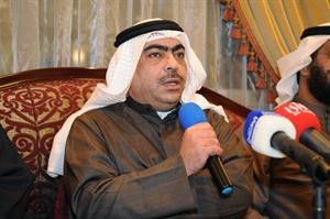 مرشح الدائرة الثالثة النائب السابق روضان الروضان متحدثا خلال الندوة