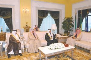 سمو نائب الامير وولي العهد الشيخ نواف الاحمد مستقبلا مبعوث خادم الحرمين الشريفين﻿