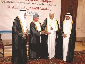 ديوسف النصف يتسلم الدرع التكريمية﻿