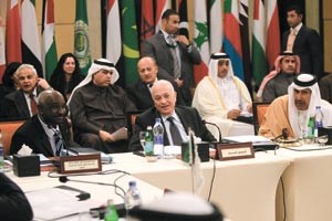 الشيخ حمد بن جاسم ونبيل العربي ورئيس بعثة المراقبين محمد مصطفى الدابي خلال الاجتماع امس افپ