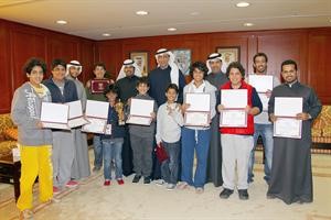 رئيس الهيئة فيصل الجزاف وحمود فليطح مع المكرمين﻿