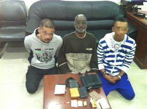 المتعاطون الثلاثة وامامهم المضبوطات
