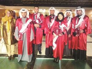 الموظفون المكرمون من البنك الاهلي المتحد ومعهم مدير شؤون الموظفين مريم المضف ﻿