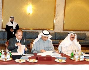 الشيخ سالم العبدالعزيز وديوسف الابراهيم خلال الاجتماع﻿