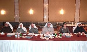 عبدالمجيد الشطي وسهام الرزوقي متوسطين مجموعة من اعضاء اللجنة﻿