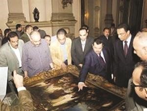 اعضاء اللجنة برئاسة المستشار احمد ادريس يعاينون احدى اللوحات﻿