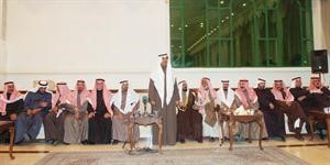 مبارك الخرينج متوسطا الحضور في حفل العشاء الذي اقامه بديوانه مساء امس الاول تكريما وشكرا لابناء قبيلة الرشايدة	محمد مرسي﻿