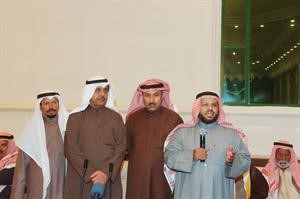 دمحمد الهطلاني متحدثا للحضور وبجانبه سعد الخنفور ومبارك الخرينج ومحمد المسيلم﻿